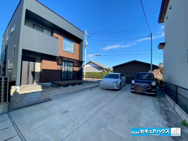 岡崎市渡町字荒居の駐車場|【駐車場】
◆駐車場4台可能（車種による）
セカンドカーや来客時の駐車スペースとしても便利です。
車を家の前でカスタマイズしたり、チューニングすることもできます。