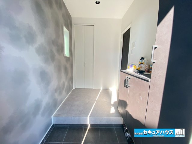 岡崎市渡町字荒居の玄関|【玄関】
◆光が差し込み明るいです。気分も晴れやかになりますね。
◆玄関には、収納力のあるシューズボックスがございます。玄関まわりがすっきり片付きます。　