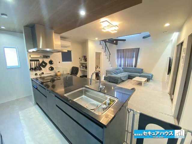 岡崎市渡町字荒居の居間・リビング|【LDK】
◆家族揃ってリビングで過ごすお休みの日が、楽しみになる場所となることでしょう。
対面式のオープンキッチンは、家事をしながら家族の様子が一目でわかる安心＆便利設備♪