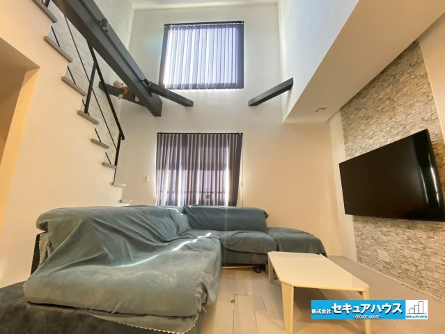 岡崎市渡町字荒居の居間・リビング|【リビング】
◆吹抜があるため採光を取り入れ明るいリビングになります。