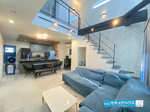 岡崎市渡町字荒居の居間・リビング|【リビング別角度】
◆ダイニングテーブル・リビングテーブルを置いても、充分な広さがあります♪