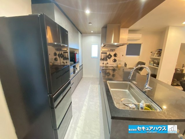 岡崎市渡町字荒居のキッチン|【キッチン】
◆ご家族みんなで調理ができる位のスペースを実現したキッチン空間となっております。食洗器付きの物件です♪