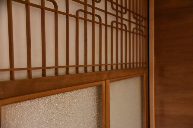 文化薫る岡崎の風と、半露天風呂に癒される京町家の内装|古建具を再利用　レトロガラスが町家らしいですね