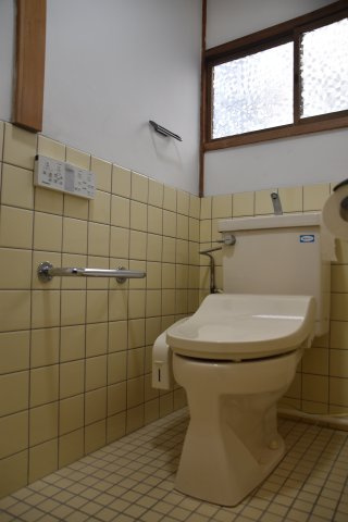文化薫る岡崎の風と、半露天風呂に癒される京町家のトイレ|タイルがレトロかわいいトイレです