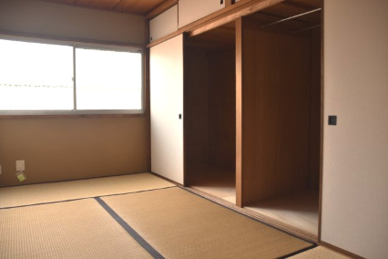 文化薫る岡崎の風と、半露天風呂に癒される京町家の和室|2階南東側の和室　押し入れにはハンガーラック付き