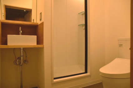 文化薫る岡崎の風と、半露天風呂に癒される京町家の収納|2階にもトイレ、シャワールーム、洗面台があります