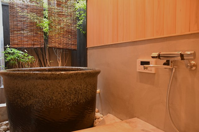 文化薫る岡崎の風と、半露天風呂に癒される京町家