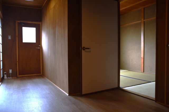 文化薫る岡崎の風と、半露天風呂に癒される京町家の内装|2階廊下　奥の扉からベランダに出られます