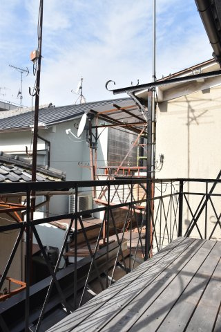 文化薫る岡崎の風と、半露天風呂に癒される京町家のバルコニー|ベランダ