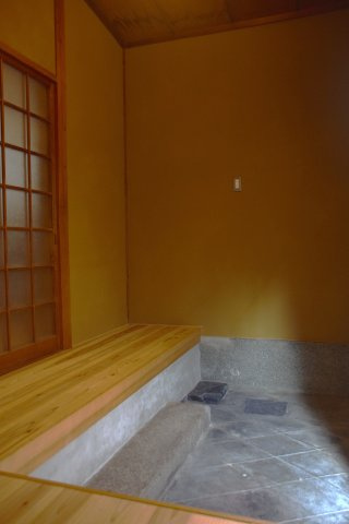 文化薫る岡崎の風と、半露天風呂に癒される京町家の玄関|町家らしい趣のある玄関