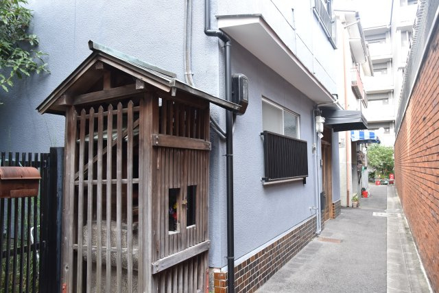 文化薫る岡崎の風と、半露天風呂に癒される京町家の外観|お隣にはお地蔵さん