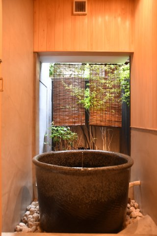 文化薫る岡崎の風と、半露天風呂に癒される京町家の浴室|京都の気配を感じながら癒しのひと時を