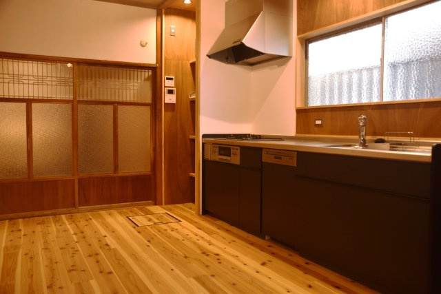 文化薫る岡崎の風と、半露天風呂に癒される京町家の居間・リビング|無垢フローリングが心地よいダイニング