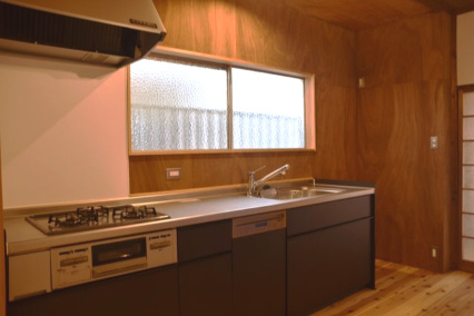 文化薫る岡崎の風と、半露天風呂に癒される京町家のキッチン|使いやすい李ステムキッチンです