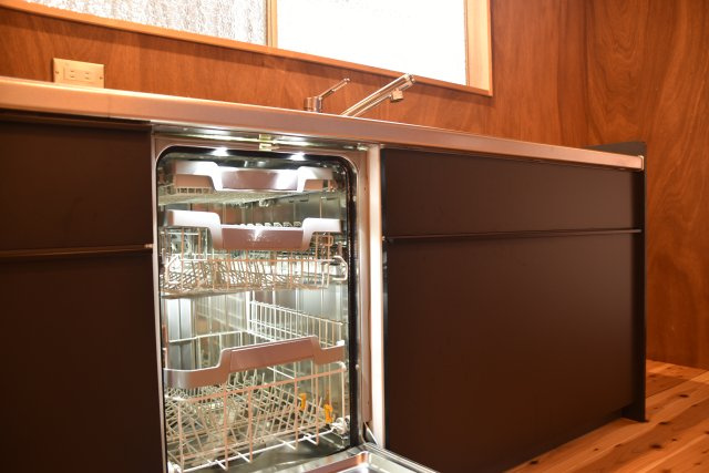 文化薫る岡崎の風と、半露天風呂に癒される京町家のキッチン|ミレー社製の食器洗浄機！