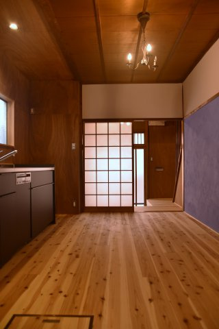 文化薫る岡崎の風と、半露天風呂に癒される京町家の居間・リビング|レトロシャンデリアの優しい光に包まれます