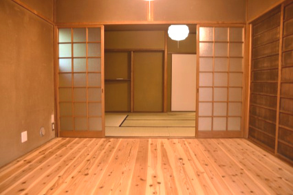 文化薫る岡崎の風と、半露天風呂に癒される京町家の居間・リビング|洋室と和室どちらも楽しめます