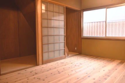 文化薫る岡崎の風と、半露天風呂に癒される京町家の洋室|階段下は収納スペースに