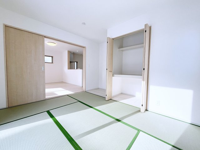 新築戸建・建売　西郷村小田倉字前原　いろどりアイタウン　全54棟の和室|畳のぬくもりが心地いい和室。リビングから見守ることができ、お子様のお昼寝や遊び場に最適です！