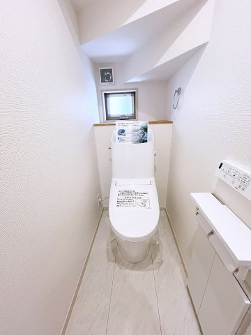 新築戸建・建売　西郷村小田倉字前原　いろどりアイタウン　全54棟のトイレ|白を基調としており小窓で換気ができるので清潔感のある空間。ペーパーホルダーが2つあるのも便利です！