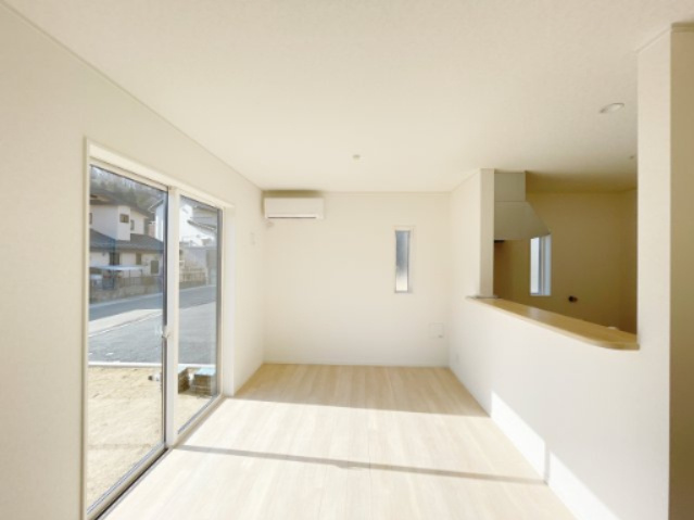 新築戸建・新築建売　白河市蛇石第1　第三小・中央中の居間・リビング|嬉しいリビングエアコン付きの陽当たり良好なダイニングスペース！