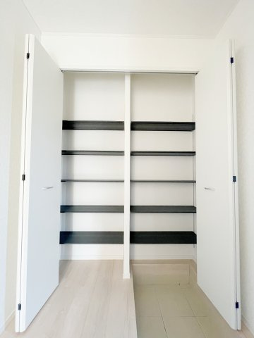 新築戸建・新築建売　白河市蛇石第1　第三小・中央中の収納|可動棚付き玄関収納は上部までたっぷり収納でき玄関先をいつでもすっきり整頓できます！