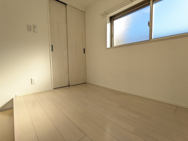 ディーラ鳴海の洋室