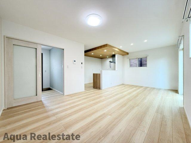高松市木太町の新築一戸建の居間・リビング|こちらの居間で趣味の時間をお楽しみください
