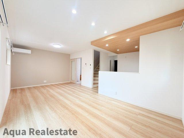 高松市木太町の新築一戸建の居間・リビング|使いやすいキッチンです