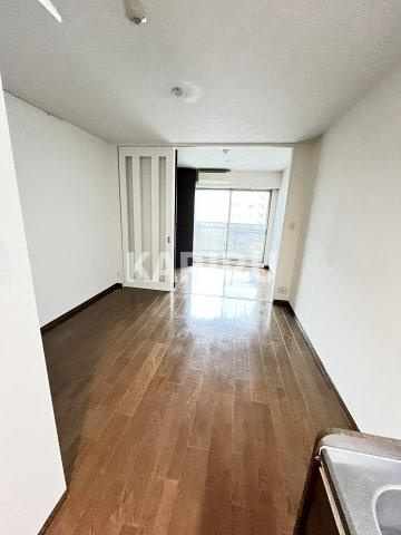 アーバネックス京橋の居間・リビング|同物件別部屋の写真です