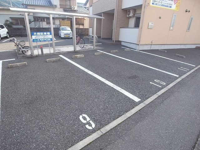 カーサ・レイデンの駐車場