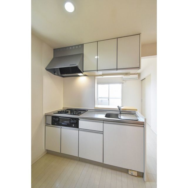 カーサ・レイデンのキッチン|3口コンロ・グリル付のシステムキッチンです♪