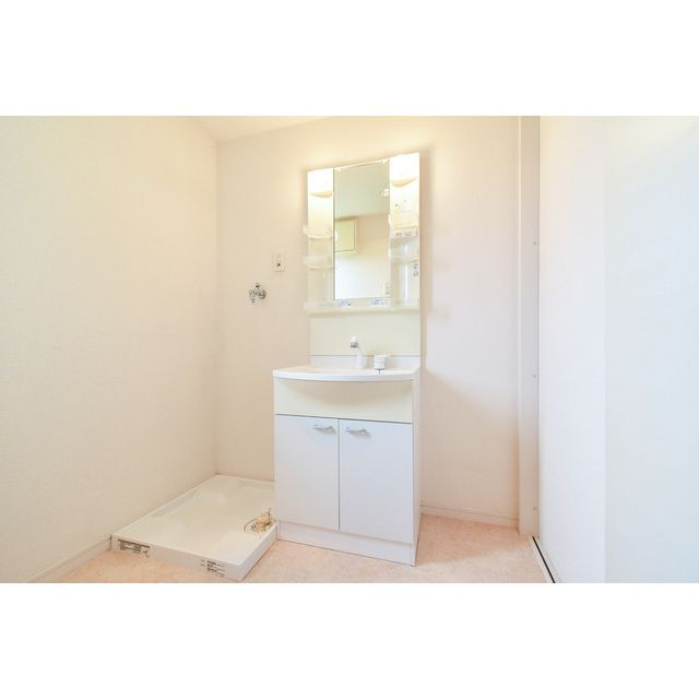 カーサ・レイデンの洗面所|明るい洗面所です★