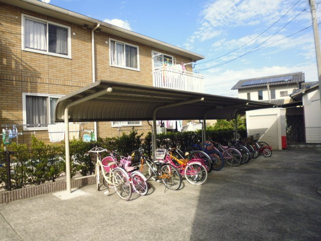 シャルマンわかば弐番館 B棟のその他共用部分|駐輪場に自転車も停められます♪