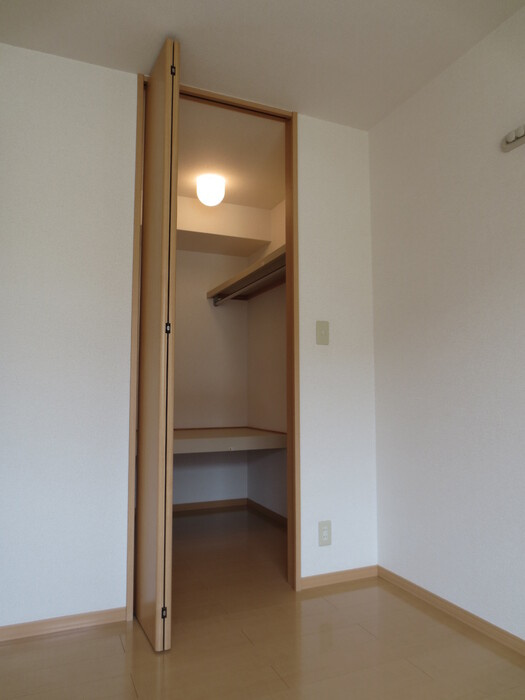 シャルマンわかば弐番館 B棟の収納|ウォークインクローゼットなので収納豊富です☆