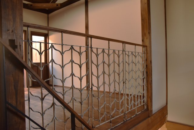 二条駅近く センスが光る空間であなたのお店をの内装|アンティーク花格子を再利用しています