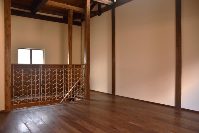 二条駅近く センスが光る空間であなたのお店をの洋室|柔らかな光が差し込む落ち着いた空間