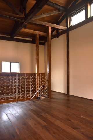 二条駅近く センスが光る空間であなたのお店をの洋室|天井が高く開放感があります