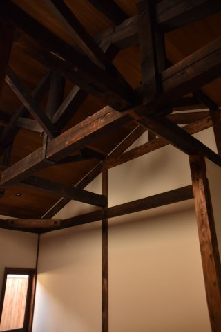 二条駅近く センスが光る空間であなたのお店をの内装|魅せられる小屋組