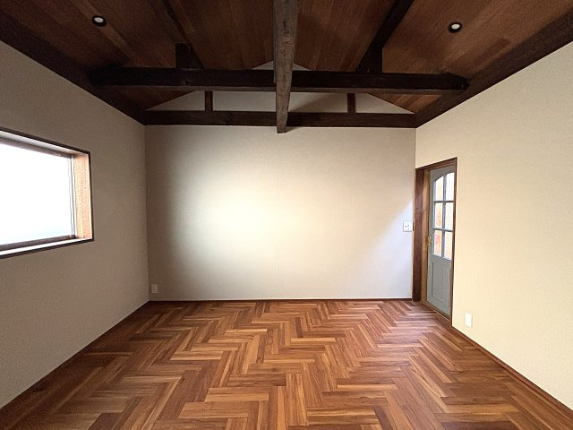 二条駅近く センスが光る空間であなたのお店をの洋室|見惚れるヘリンボーンの床