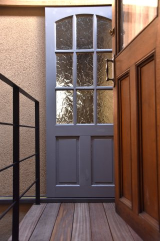 二条駅近く センスが光る空間であなたのお店をの内装|2つのレトロ扉を渡り廊下がつなぎます