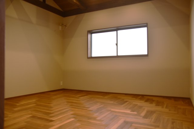 二条駅近く センスが光る空間であなたのお店をの洋室|2階奥の部屋　美しいヘリンボーンの床