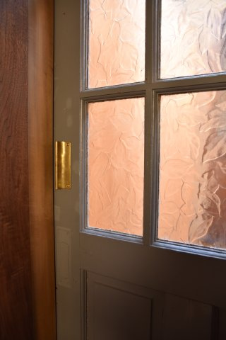 二条駅近く センスが光る空間であなたのお店をの内装|乙女心をくすぐるアンティーク扉