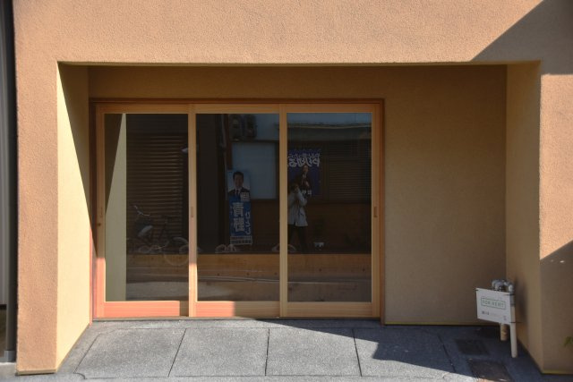 二条駅近く センスが光る空間であなたのお店をのエントランス|ガラス張りの明るいエントランス