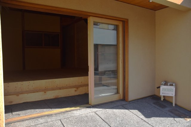 二条駅近く センスが光る空間であなたのお店をのエントランス|扉を寄せて開放的に