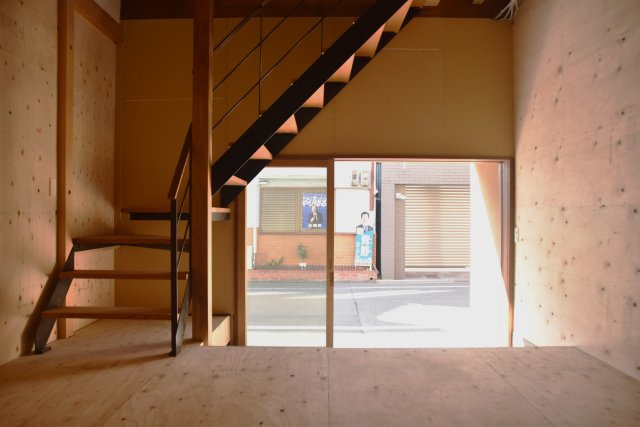 二条駅近く センスが光る空間であなたのお店をの内装|優しい光が入り込むエントランス