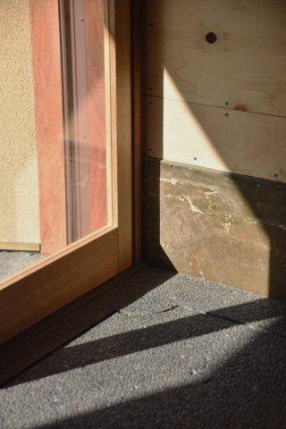 二条駅近く センスが光る空間であなたのお店をの玄関|光の陰影が美しいこだわりの土間