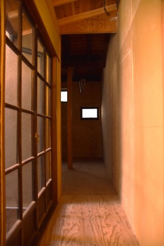 二条駅近く センスが光る空間であなたのお店をの内装|奥への渡り廊下　古建具の窓