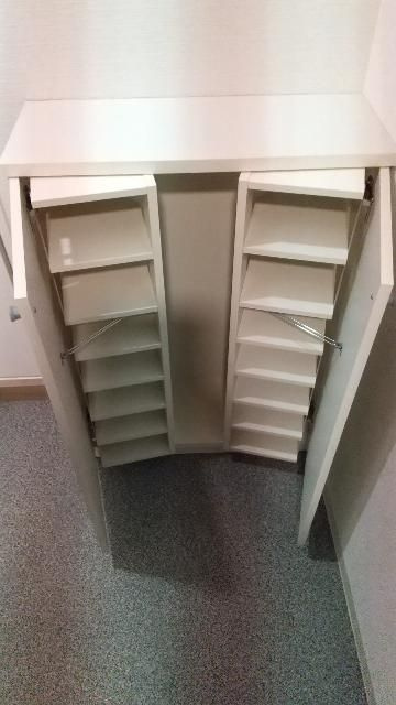 鈴木ビルの玄関|シューズボックス