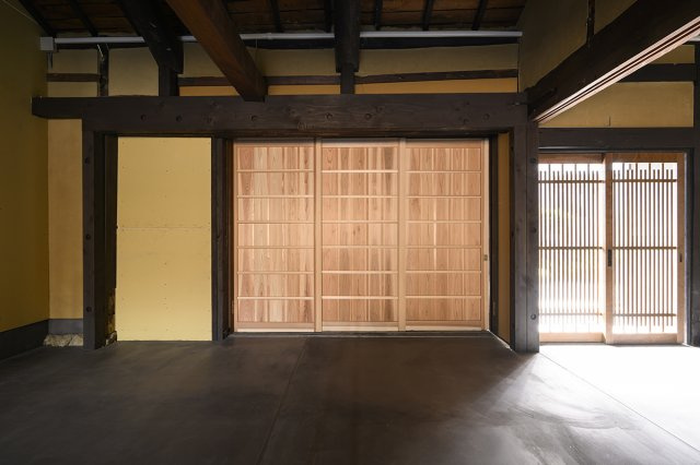 古都に凛と佇む、男前な事業用町家のエントランス